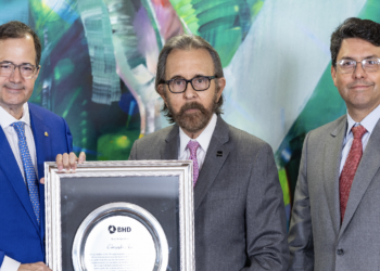 BHD reconoce a Edmundo Ajadurante durante foro realizado en España