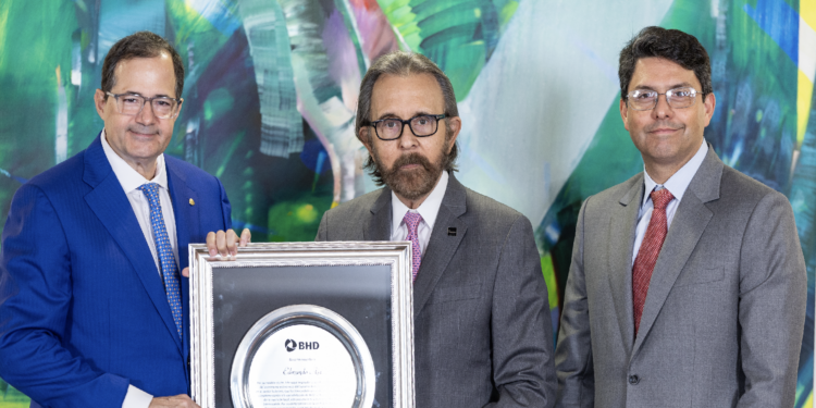 BHD reconoce a Edmundo Ajadurante durante foro realizado en España