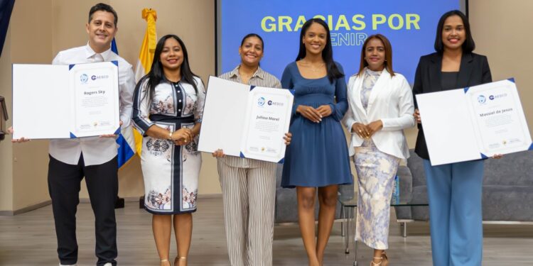 Massiel de Jesús recibe reconocimiento por sus “buenas prácticas” en el periodismo financiero