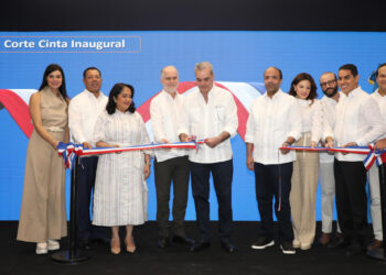 Abinader inaugura el remozado Polideportivo Tony Barreiro, el Museo del Deporte y el Club Bameso