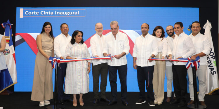Abinader inaugura el remozado Polideportivo Tony Barreiro, el Museo del Deporte y el Club Bameso