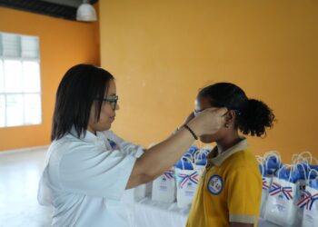 Estudiantes con afecciones visuales mejoran su aprendizaje gracias a la entrega gratuita de lentes del INABIE