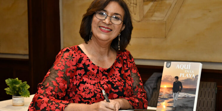 Miguelina Guzmán de Deveaux pone en circulación su primera novela: Aquí en la playa