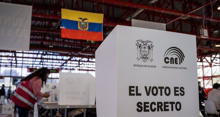 Ecuador vive una jornada electoral «tranquila» en medio de denuncias de «irregularidades» del correísmo