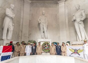 Autoridades militares tributan honor a los padres de la patria