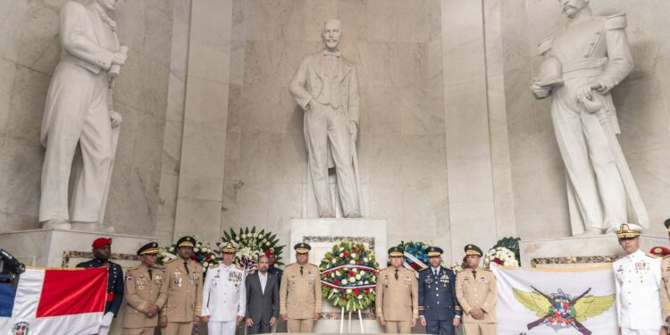 Autoridades militares tributan honor a los padres de la patria