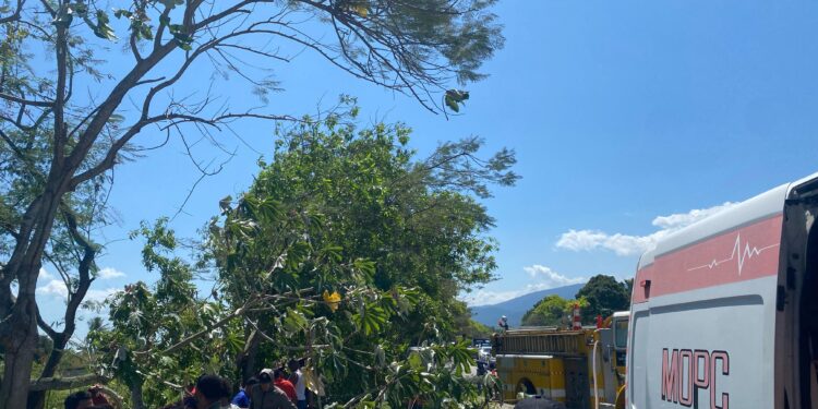 Deslizamiento de un camión deja dos heridos; 911 coordina asistencia