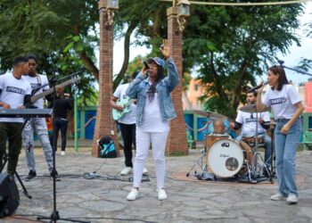 Adoradora Elizabeth Vásquez Ministry dice “Levántate con Fe”