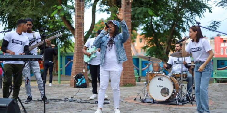 Adoradora Elizabeth Vásquez Ministry dice “Levántate con Fe”