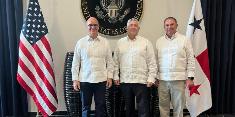 Director general IDAC trata temas de interés para sistema aeronáutico RD, con director de la Oficina Hemisférica FAA