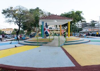 Alcaldía de SDE entrega remozado el parque número 70