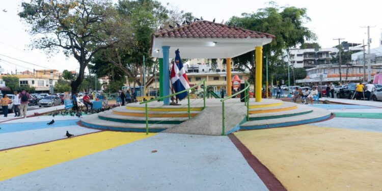 Alcaldía de SDE entrega remozado el parque número 70