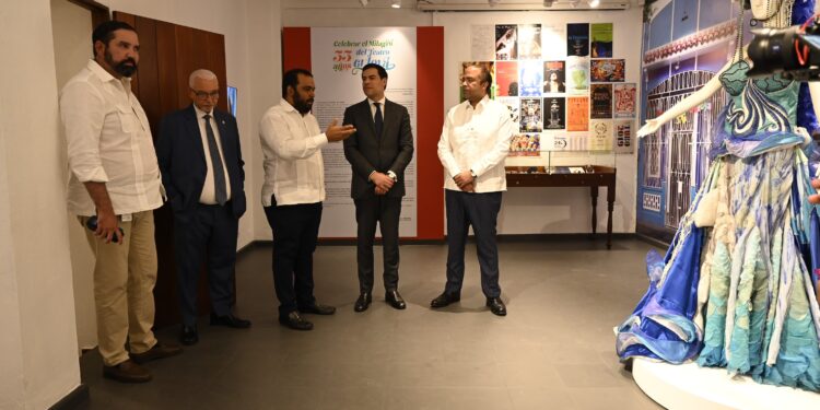 Ministro de Cultura visita el Centro Cultural Banreservas