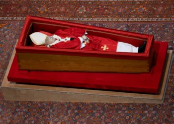 Francisco será sepultado con sus zapatos usados y en un féretro que lleva su escudo