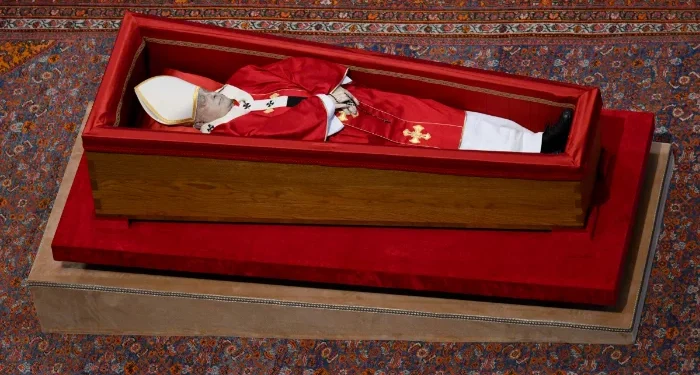 Francisco será sepultado con sus zapatos usados y en un féretro que lleva su escudo