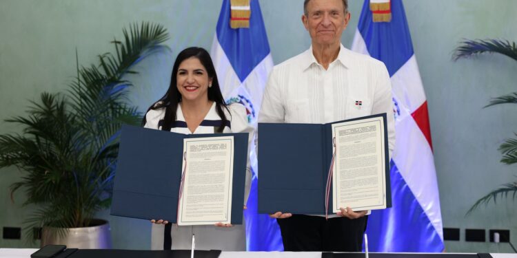 MIREX y ProDominicana firman acuerdo para fortalecer procesos de visados y residencia de extranjeros por inversión y negocios