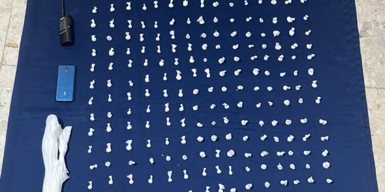 Confiscan más de medio millón de gramos, armas y vehículos en allanamientos