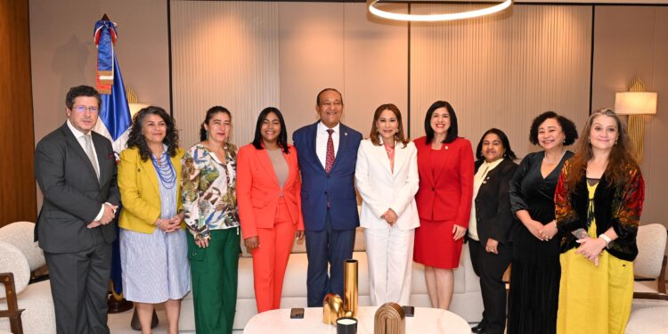 Ministerio de la Mujer recibe delegación del MESECVI-OEA para consulta sobre Ley Modelo Interamericana de Violencia Digital