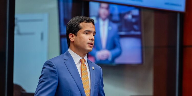 Omar Fernández propone prohibir de por vida nombramientos en el Estado a traficantes de migrantes