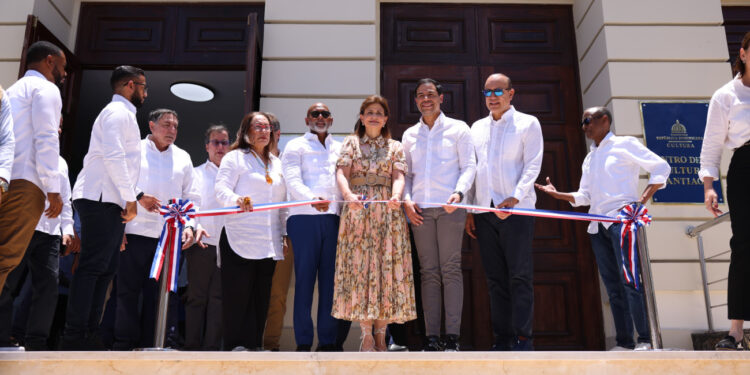 Vicepresidenta inaugura obras de revalorización en el Centro Histórico de Santiago