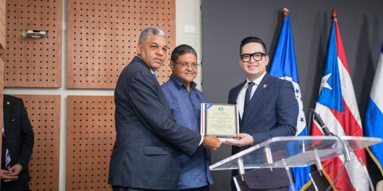 Director del COE y la DAEH recibe reconocimiento del Parlacen por más de 20 años de servicio salvando vidas