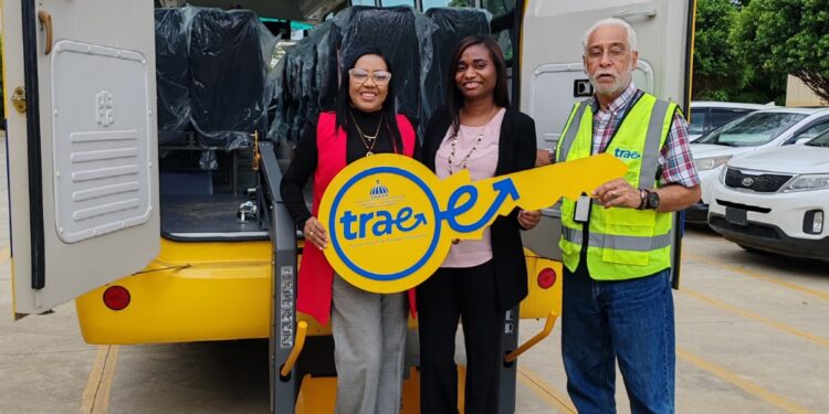 MINERD entrega tres autobuses accesibles para estudiantes con discapacidad en Santiago