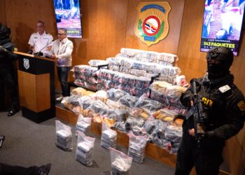 Atrapan tres hombres a bordo de lancha con 543 paquetes presumiblemente cocaína y marihuana