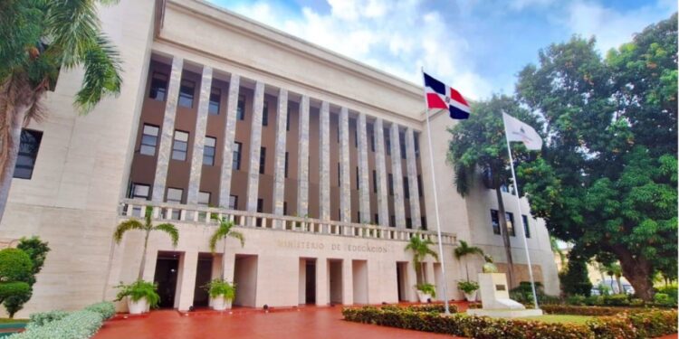 Ministro De Camps declara prioritaria la Evaluación de Desempeño Docente e inicia proceso para ejecutarla