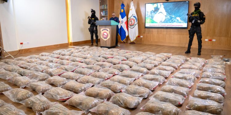 Ocupan 334 paquetes presumiblemente cocaína camuflados en auyamas de plástico