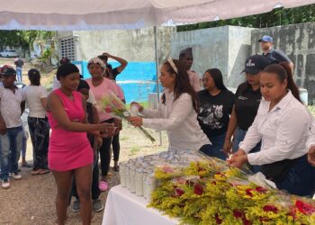 Alcaldesa Betty Gerónimo recorre cementerios por Día de las Madres