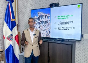 Ingeniero Fausto Estevez imparte exitosa conferencia sobre preparación ante terremotos