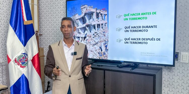 Ingeniero Fausto Estevez imparte exitosa conferencia sobre preparación ante terremotos