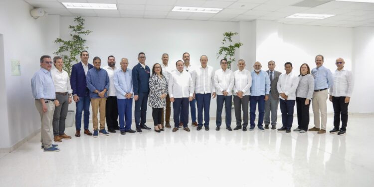 Presentan nuevas tecnologías del 911 a líderes de Santiago