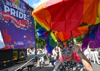 Arranca la prohibida Marcha del Orgullo de Budapest, con decenas de miles de personas