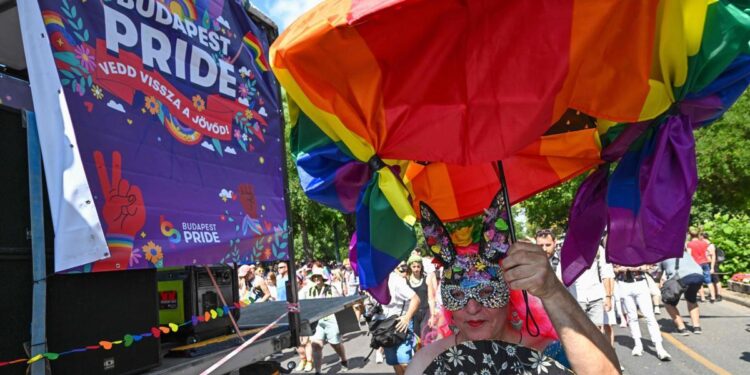 Arranca la prohibida Marcha del Orgullo de Budapest, con decenas de miles de personas