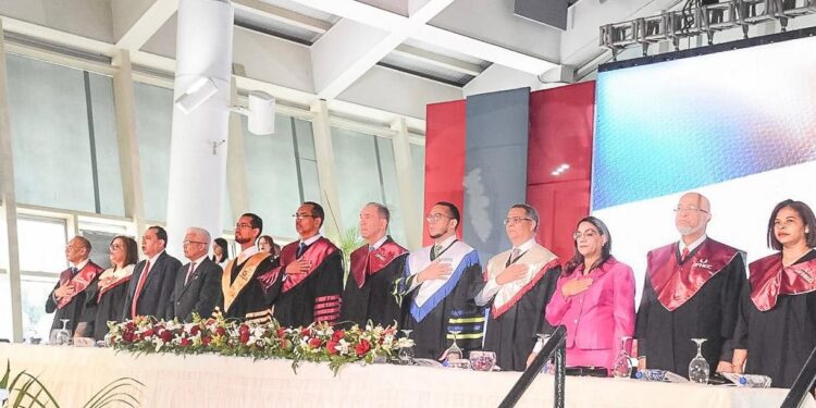 UFHEC celebra graduación con un llamado a construir una sociedad de éxito colectivo; inviste a 1,316