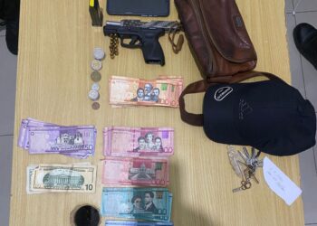 Policía ocupa armas de fuego y detiene varias personas en Monte Plata