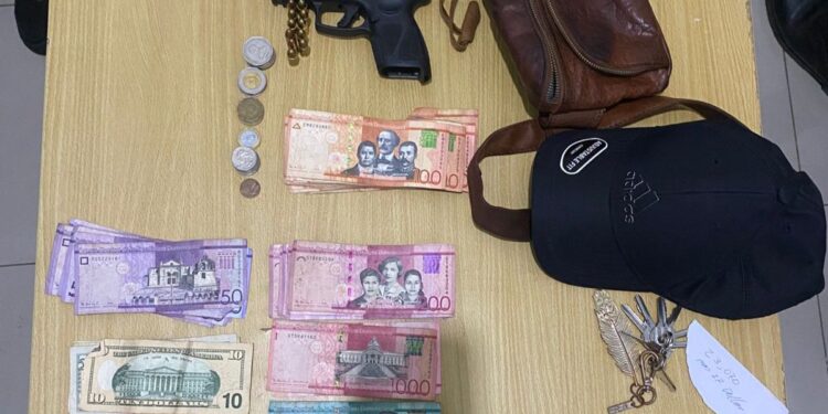 Policía ocupa armas de fuego y detiene varias personas en Monte Plata