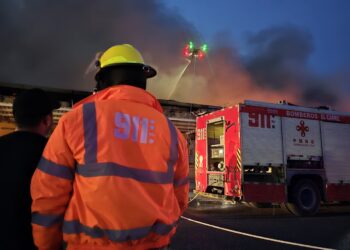 Incendio afecta instalaciones del MERCA Santo Domingo; 911 coordina asistencia