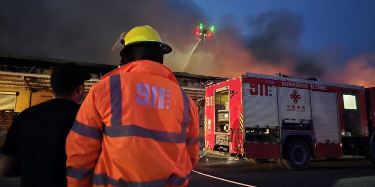 Incendio afecta instalaciones del MERCA Santo Domingo; 911 coordina asistencia