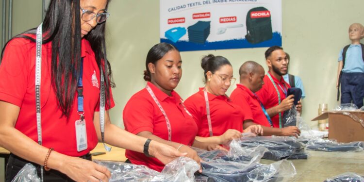 INABIE empieza a recibir miles de artículos para armar kits escolares; garantiza distribución a tiempo