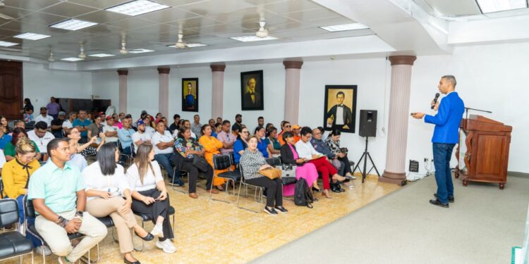 Fausto Estevez imparte conferencia sobre terremotos organizada por COOPSANO