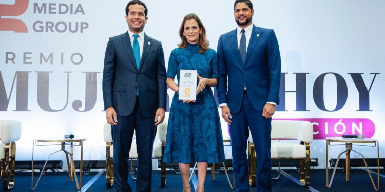 Ligia Bonetti recibe el galardón “Empresaria del Año” en Premio Mujer de Hoy