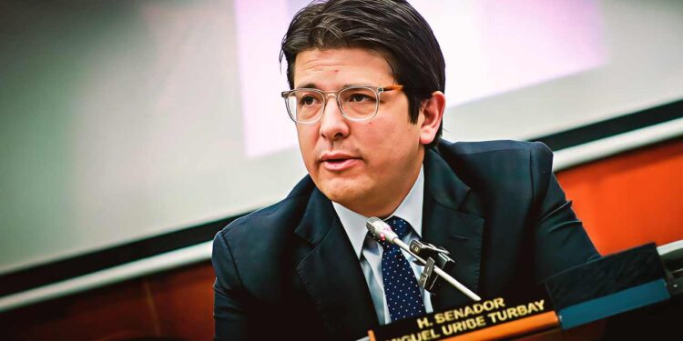 Senador colombiano herido en un atentado muestra «indicios de mejoría neurológica»