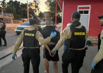 Allanamientos dejan cinco detenidos con drogas, armas y dinero en efectivo