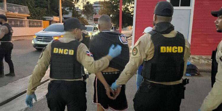 Allanamientos dejan cinco detenidos con drogas, armas y dinero en efectivo