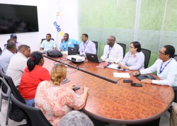 Edeeste se reúne con comunitarios de Brisas del Este para fortalecer vínculos de colaboración a favor de mejorar el servicio en la zona