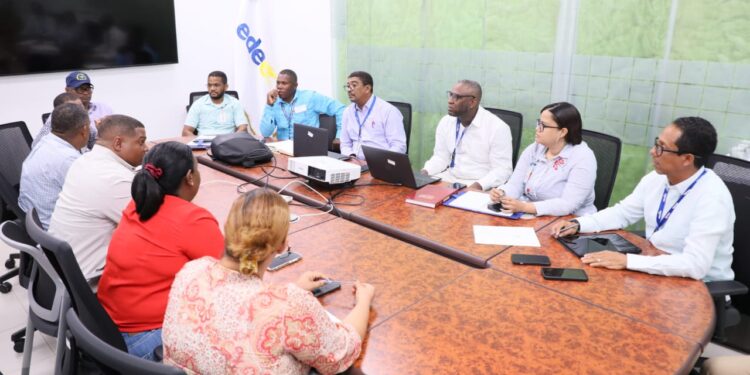 Edeeste se reúne con comunitarios de Brisas del Este para fortalecer vínculos de colaboración a favor de mejorar el servicio en la zona