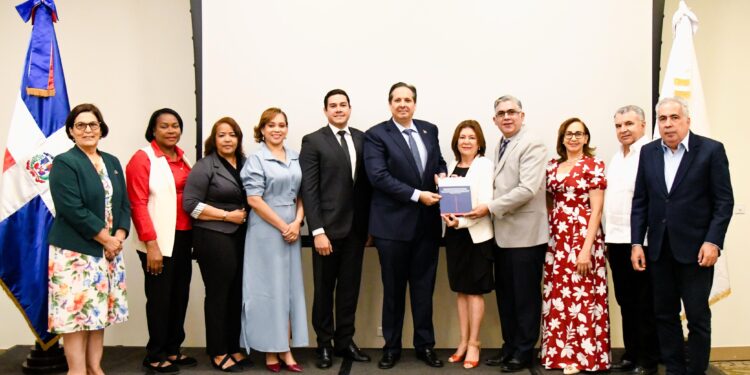 Ministerio de Salud fortalece prevención del cáncer del cuello uterino; socializa nuevas guías clínicas