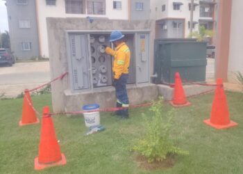 Edeeste detecta conexiones ilegales en residenciales de Ciudad Juan Bosch